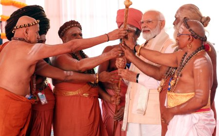 नए संसद भवन में सेंगोल(राज दंड)  की स्थापना से पहले आदीनम् संतों ने प्रधानमंत्री को आशीर्वाद दिया