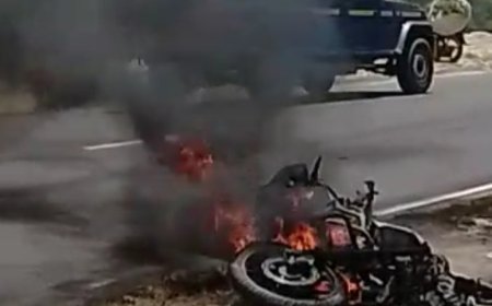 Unnao धूँधूँ कर जली बाइक बोलेरो ने तीन बाइकों मे मारी टक्कर