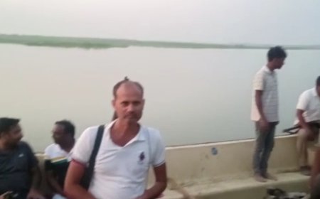 unnao गंगा की बीच धारा मे ड्रेजर मशीनों से हो रहे  अवैध बालू खनन को  एसडीएम मे पकड़ा