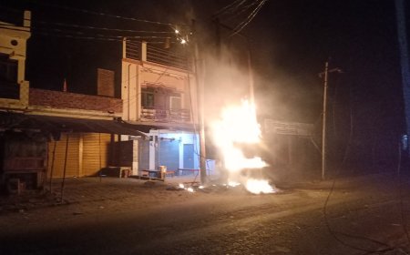 Unnao धू धू कर जला ट्रांसफार्मर उपभोक्ता अंधेरे में गर्मी से जूझते रहे