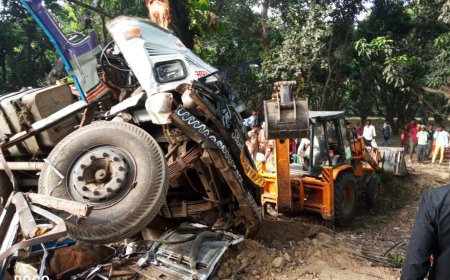 Unnao पेड़ से टकराया ट्रक दो की मौत, बच्चे सहित चार घायल