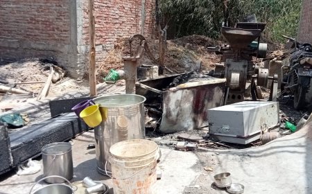 unnao Fire उन्नाव मे आग ने तांडव कट कर 15 परिवारों की ग्रहस्थी  उजाड़ दी