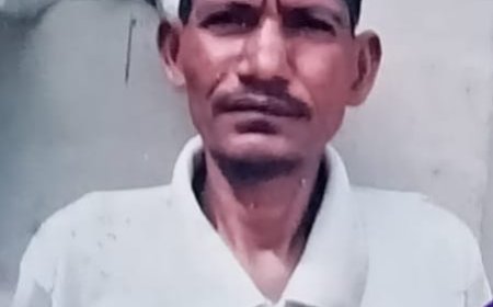 अनियंत्रित बाइक पलटी पिता की मौत बेटा गम्भीर बरसात के कीचड़ में फंसी बाइक