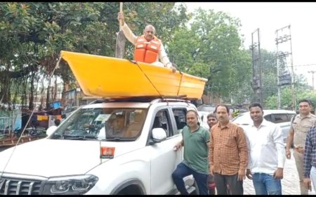 Kanpur  सपा विधायक  ने कार पर नाव रख कर चलाई कार पुलिस ने काटा चालान