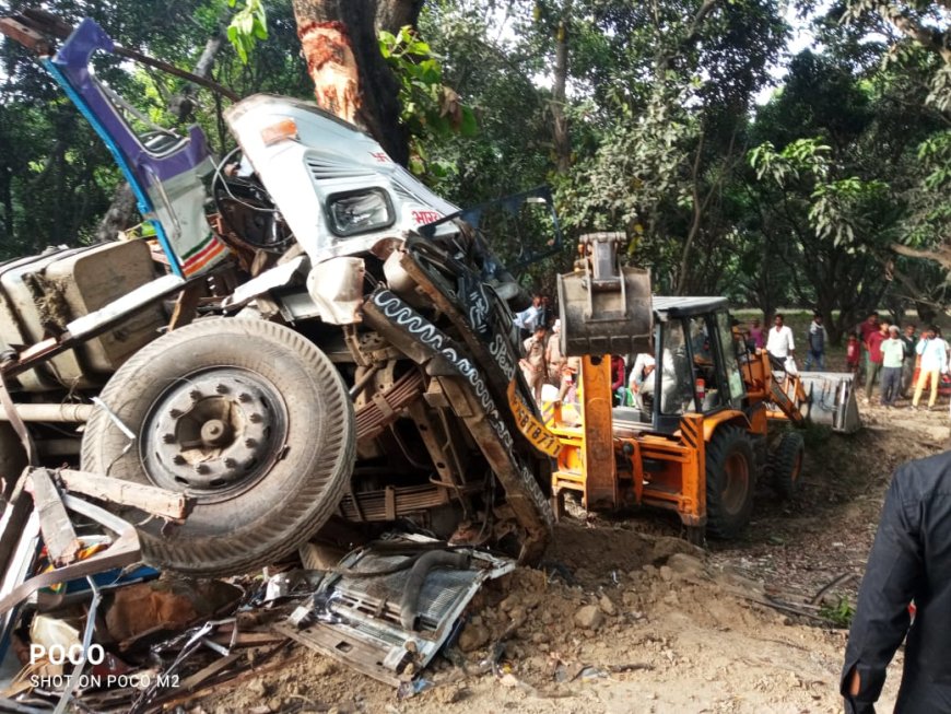 Unnao पेड़ से टकराया ट्रक दो की मौत, बच्चे सहित चार घायल