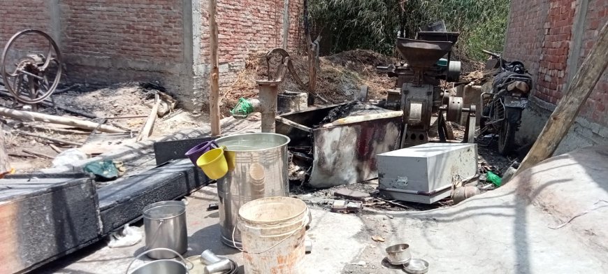 unnao Fire उन्नाव मे आग ने तांडव कट कर 15 परिवारों की ग्रहस्थी  उजाड़ दी