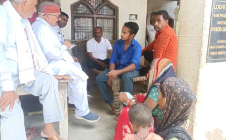 Unnao news अमोइया ग्राम प्रधान की मौत पर बीएसपी के कार्यकर्ता पहुंचे, परिवार को बंधाया ढांढस