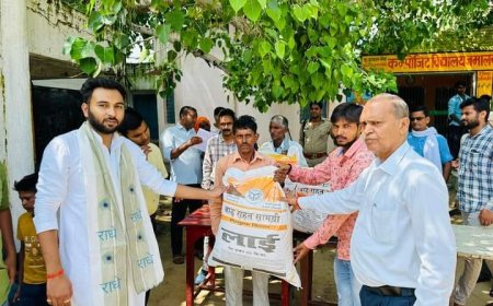 Unnao सफीपुर विधायक के बेटे ने बाढ़ ग्रस्त लोगों को राहत सामग्री वितरित की