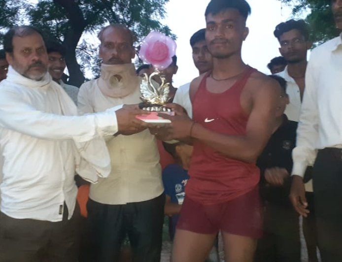 नागपंचमी के अवसर पर युवाओं ने कुश्ती में दिखाया दम खम