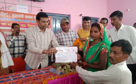 Unnao मियागंज में प्रधानमंत्री व मुख्यमंत्री आवास योजना के लाभार्थियों को प्रमाण पत्र वितरित किया