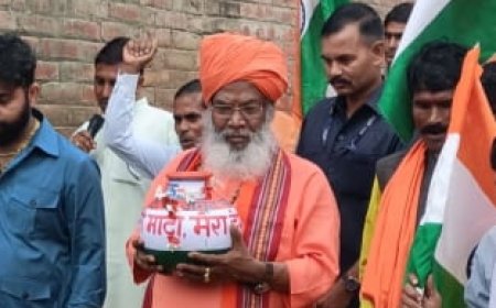 Unnao सांसद साक्षी महाराज ने मेरी माटी मेरा देश के तहत चन्द्रिका खेड़ा में घर घर से मिट्टी ली