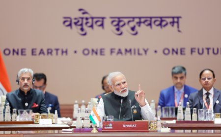 G20 एक संसार एक परिवार ‘वसुधैव कुटुम्बकम’, यानि world is one family का संदेश प्रधानमात्री नरेंद्र मोदी ने  शिखर सम्मेलन मे  दिया