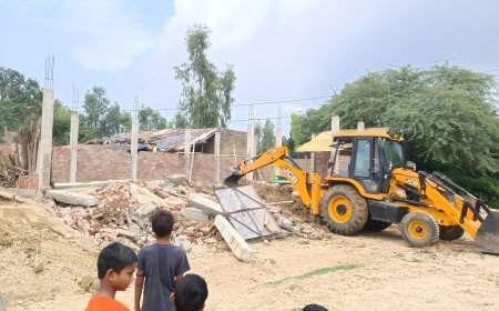 Unnao  माखी में गर्जा बुलडोजर अतिक्रमण आरोपी के  दूसरे का गिरा मकान