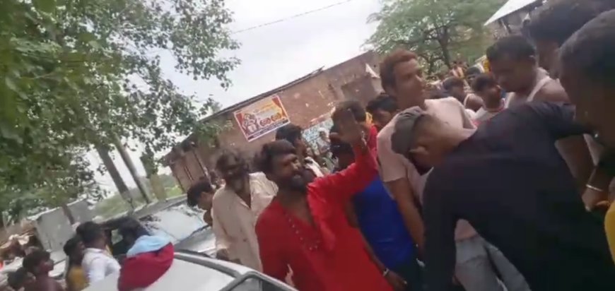 Unnao कार सवार साधू वेषधारियों को बच्चा चोर समझ ग्रामीणों में मचा हडकम्प