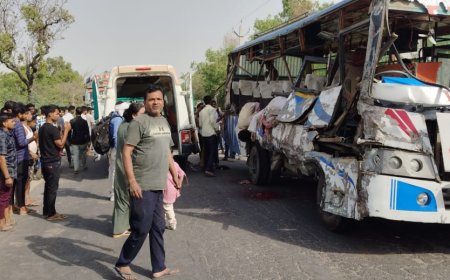 Unnao accident दिल दहला देने वाली घटना डम्पर की टक्कर से बस के परखचे उडे  छह की मौत दर्जनों घायल