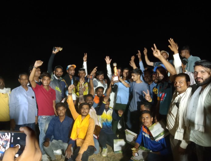 Unnao criket श्रेयस इलेवन ने भरतपुर क्रिकेट टूर्नामेंट फाइनल मैच जीता