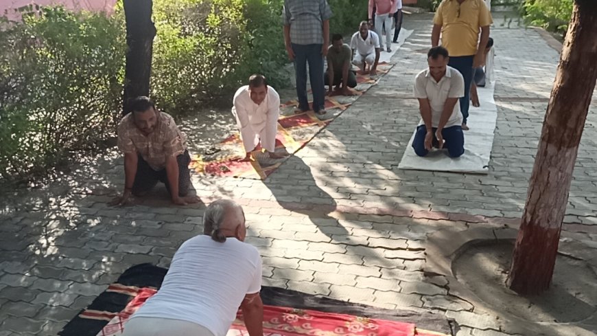 Unnao yoga ब्रम्हचारी ने योग दिवस पर अष्टांग योग की दी जानकारी