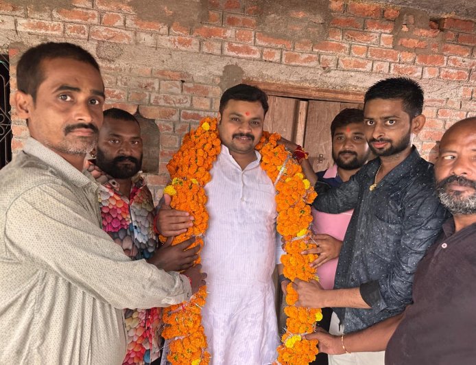 Unnao politics अविचल शुक्ला ने गांव का दौरा किया भव्य स्वागत