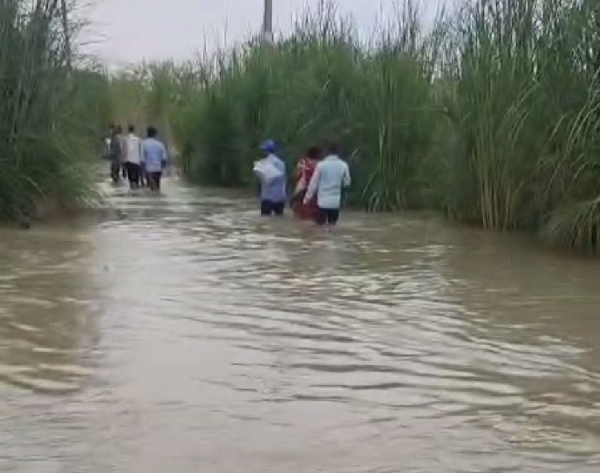 लगातार गंगा का जल स्तर बढ़ने से परियर बिठूर मार्ग सहित क्षेत्रीय गांवों का संपर्क मार्ग हुआ अवरुद्ध