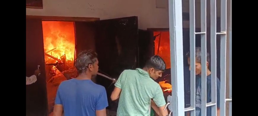 Unnao fire सरस्वती टाकीज में भीषण आग, तीन घंटे तक जूझती रही दमकल, लाखों का नुकसान