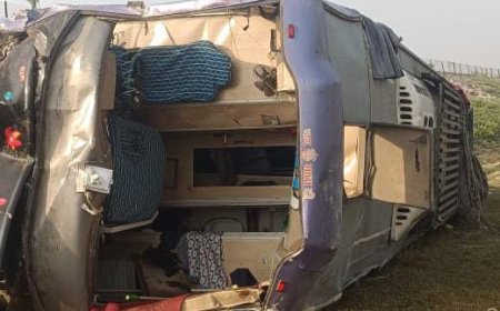 Highway accident स्लीपर बस बीस फुट खाई में पलटी