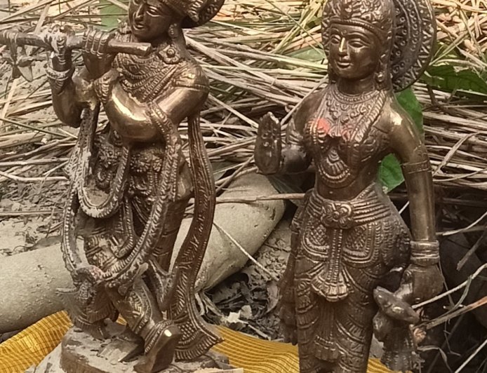 Unnao radha Krishna जमीन में राधा कृष्ण की मूर्तियां निकले से सनसनी