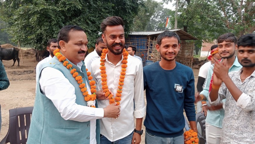 Unnao politics सपा प्रदेश सचिव गिरधारी लाल लोधी का उन्नाव आगमन, गांव-गांव में लगा PDA जनचौपाल — हुआ भव्य स्वागत