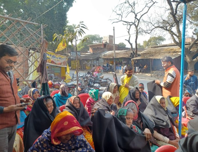 परियर में मकर संक्रांति पर कंबल वितरण व खिचड़ी भोज का कार्यक्रम संपन्न