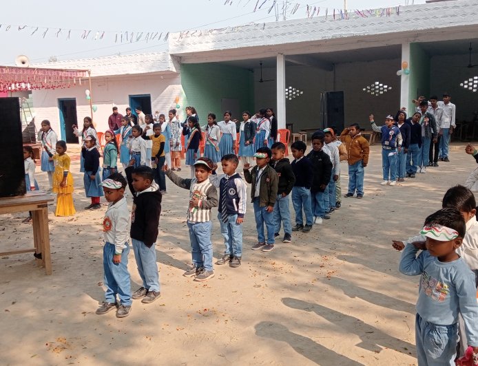 जगह-जगह तिरंगा फहरा कर धूमधाम से मनाया गया 77वां गणतंत्र दिवस