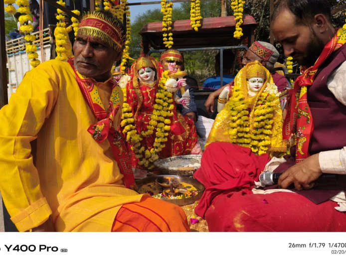 मंदिर के जीर्णोद्धार के उपरांत बड़ी धूमधाम से निकली मां सरस्वती व दुर्गा माता की बारात