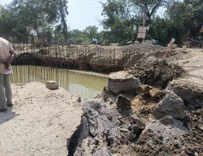 Unnao road वैकल्पिक रास्ता नहर के पानी से ढहा दो जिलों का आवागमन ढप