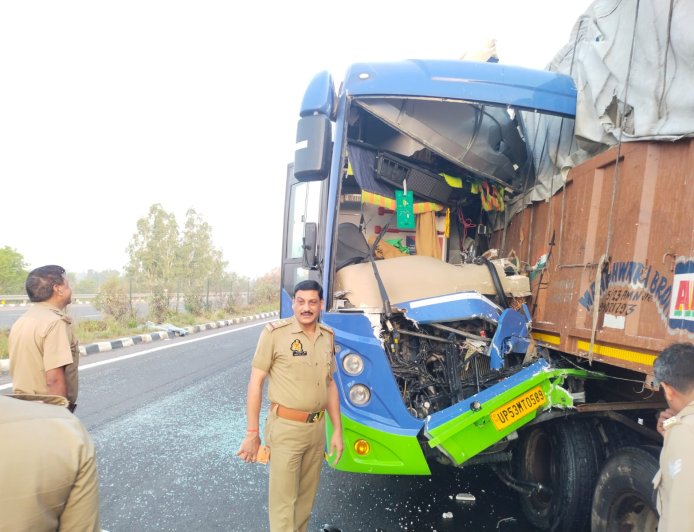 Unnao accident बस ट्रैलर में घुसी 23 यात्री घायल
