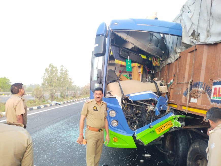 Unnao accident बस ट्रैलर में घुसी 23 यात्री घायल